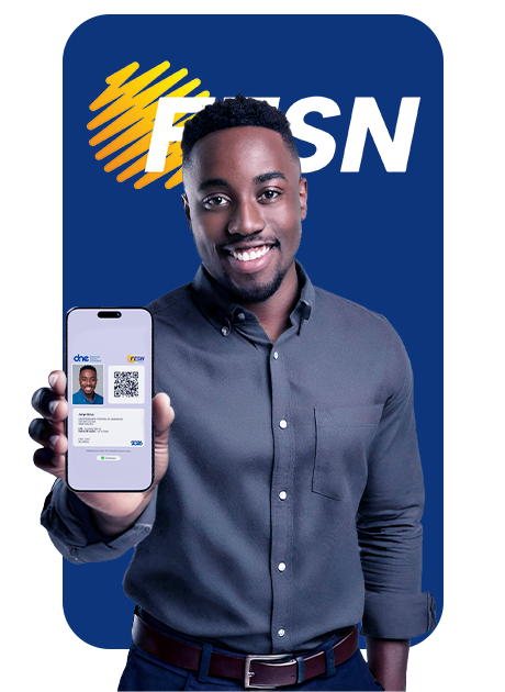 Modelo segurando carteirinha digital na mão esquerda e carteirinha física na mão direita