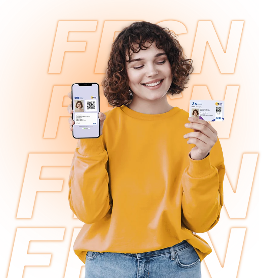 Modelo segurando uma carteirinha de estudante