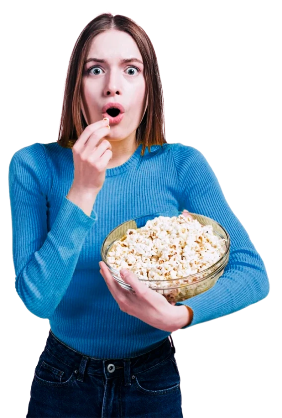 Modelo segurando um balde com pipoca